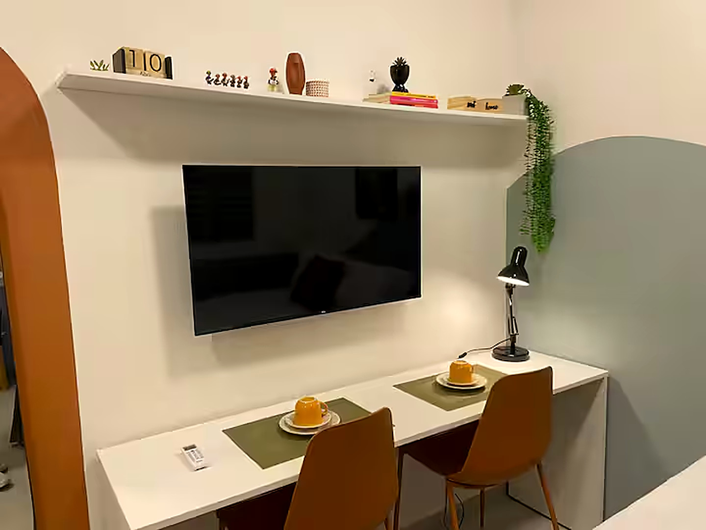 Mesa de trabalho e refeições com Smart TV no Studio 302