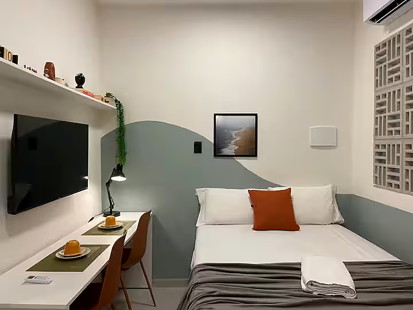 Cama de casal e Smart TV no Studio 302